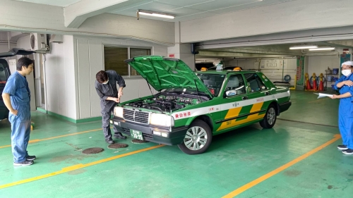 抜かりない車両点検。