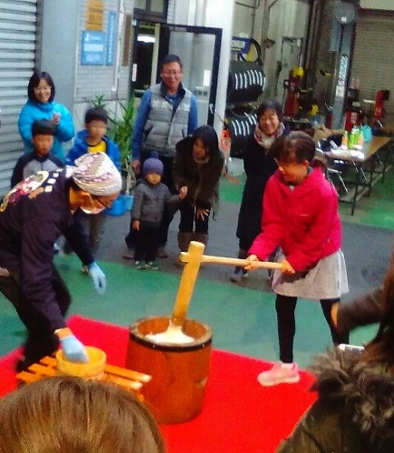 収穫を祝って「餅つき大会」を開催しました☺！