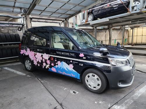 桜デザインのCherry Blossom TAXI を２台運行中