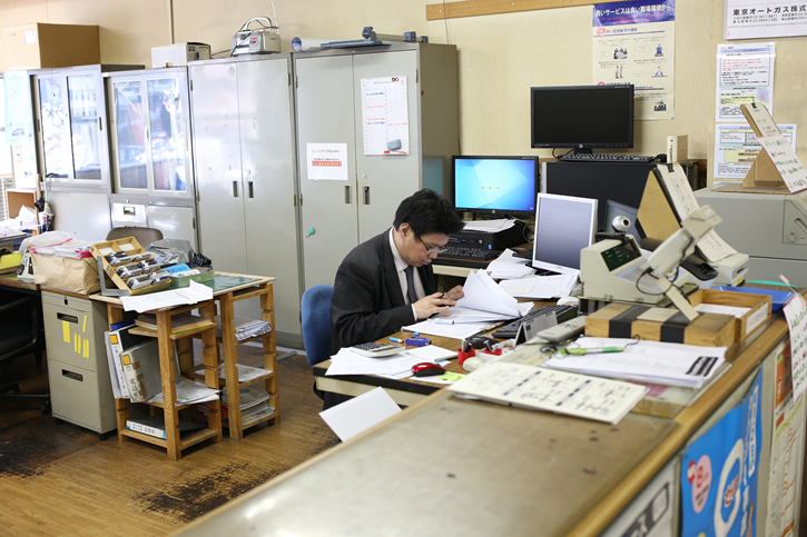 社内の様子。なんだか忙しそうですね