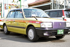 国際自動車株式会社（kmグループ）四社カラーの営業車両