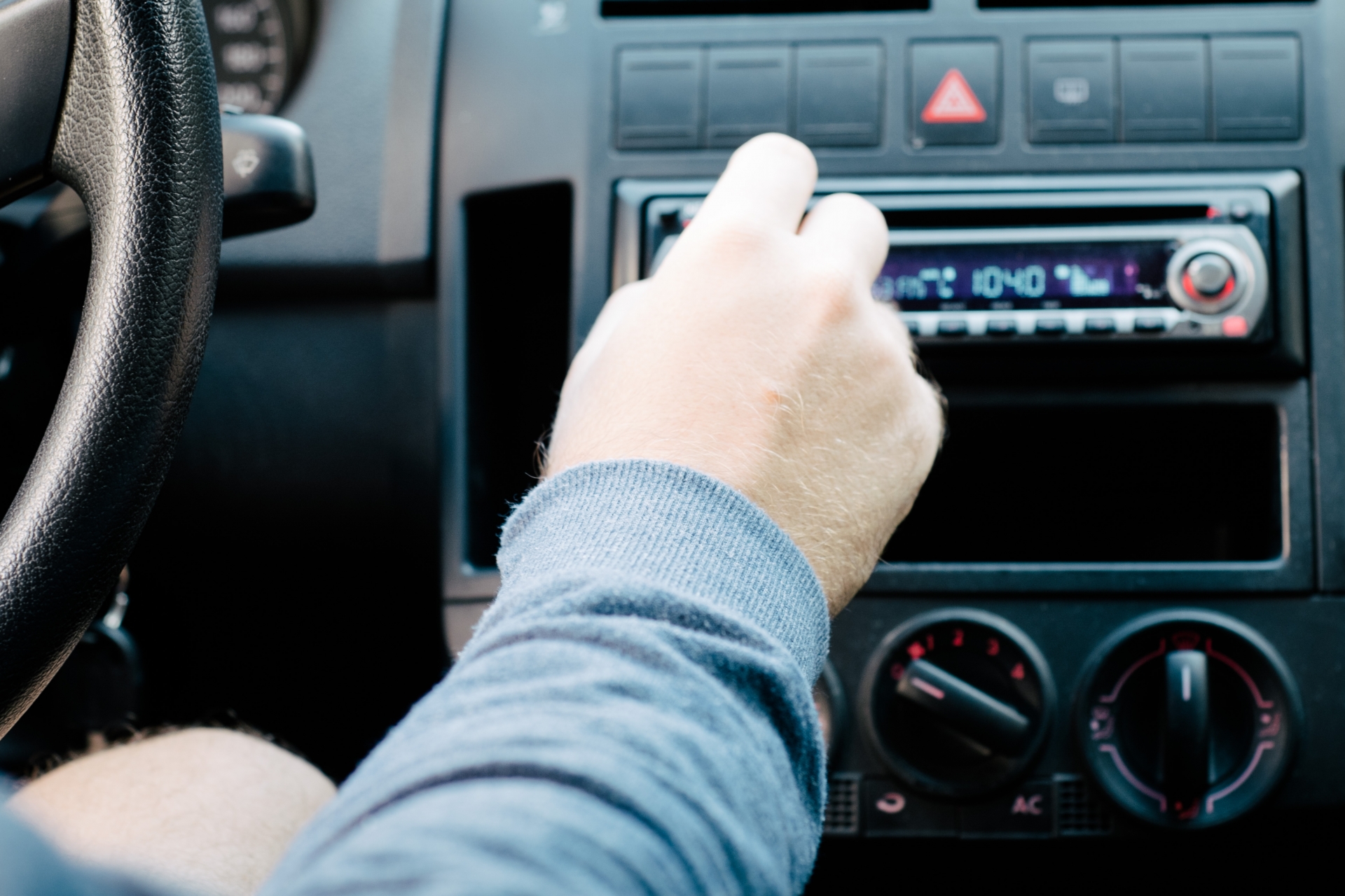 タクシーの中でラジオを聴くときの注意点