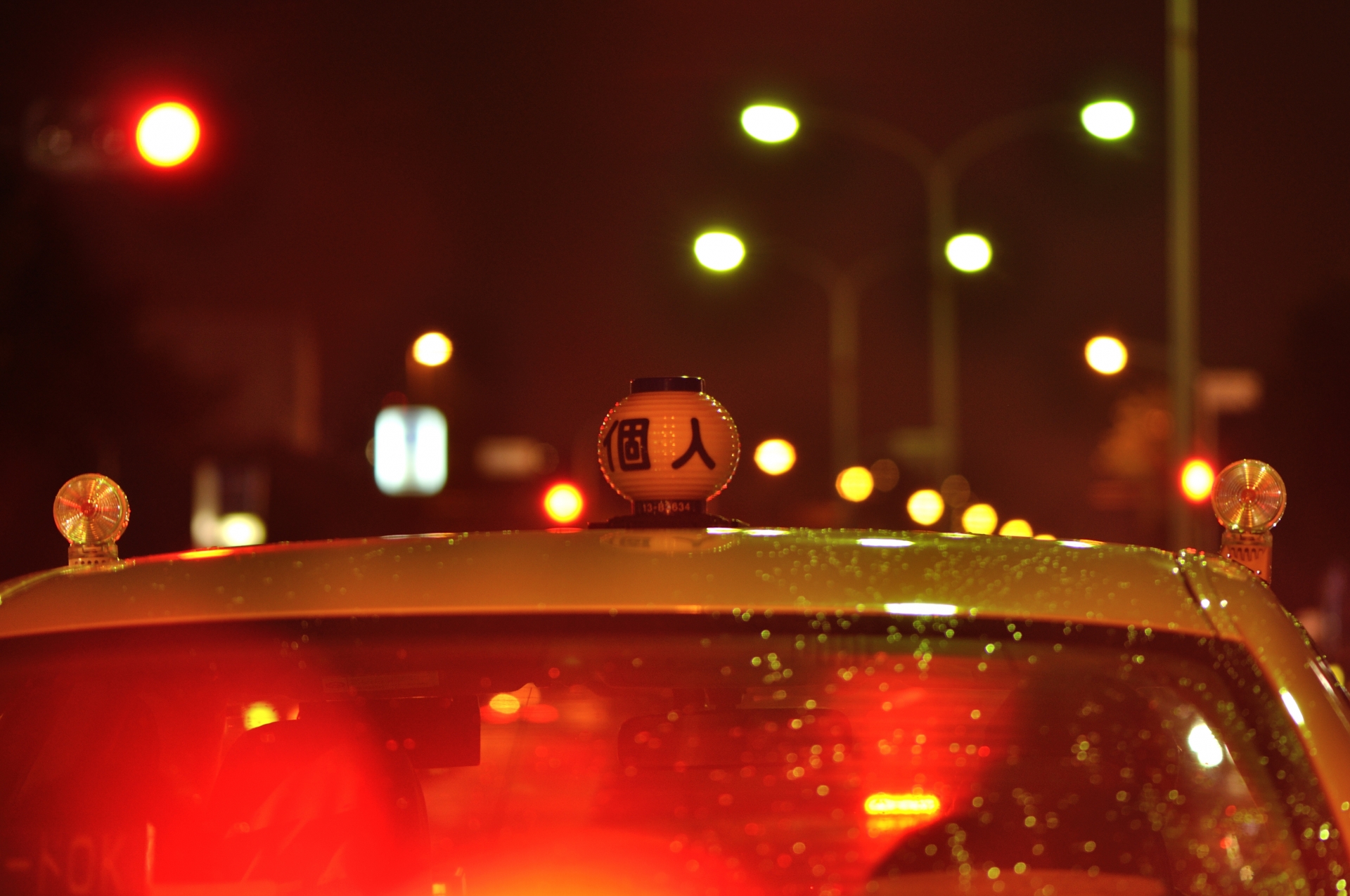 タクシーに行灯がついている意味とは？