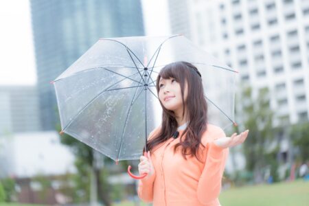 タクシードライバー転職に役立つ情報①雨でも濡れずに働ける！本格的な梅雨…雨の移動もタクシー！