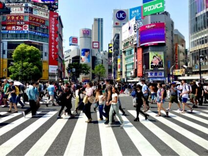 タクシー営業に影響あり！オーバーツーリズム・中国の大型連休が“稼ぎ”を左右する？