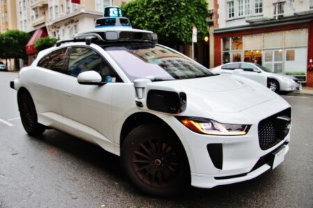 【タクシーニュース】東京都内で日産ロボタクシーが2026年後半に試験運行！ついになるかタクシー自動運転。